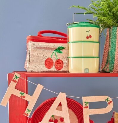 Bild av färgglad och retroinspirerad köksuppställning