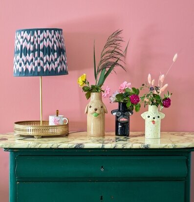 Bild av stilfull inredning med antik byrå och vaser