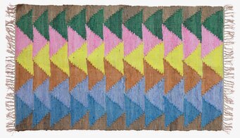 Bild av färgglad geometrisk bomullsmatta med fransar