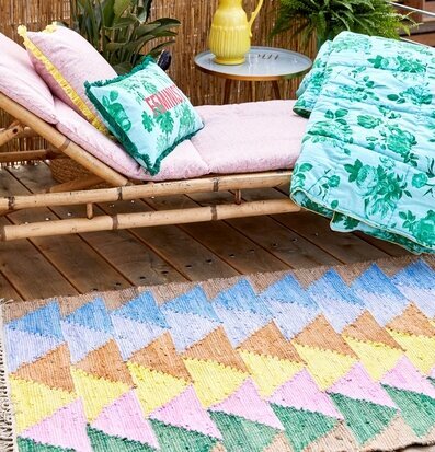 Bild av en mysig och färgglad sommarutomhusmiljö