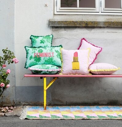 Foto av färgglada textilier och somrig utomhusscen