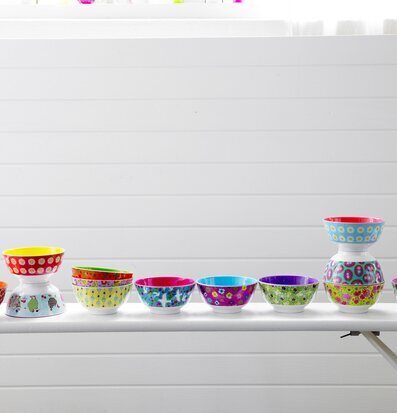 Bild av färgglada melaminskålar med unika mönster