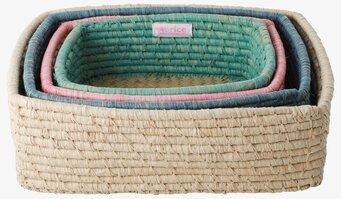 Bild av fyra flätade förvaringskorgar i naturtoner