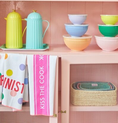 Bild av färgglada föremål i stilfull heminredning