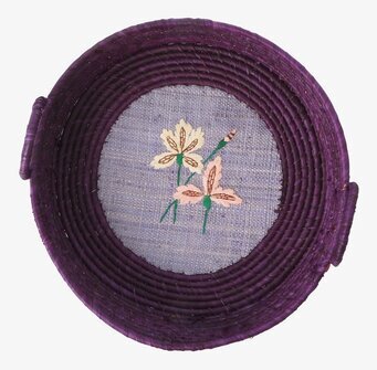 Bild av broderad brödkorg med blommor och handtag