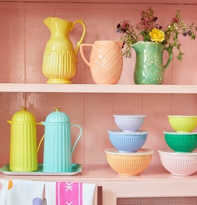 Bild av färgstark och stilren keramik och inredning