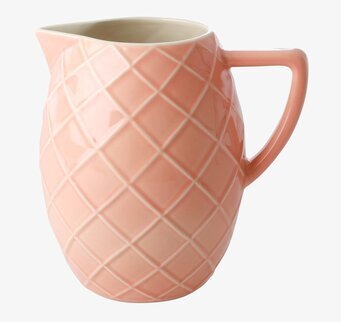 Bild av keramik-kanna med unik design och korallfärg