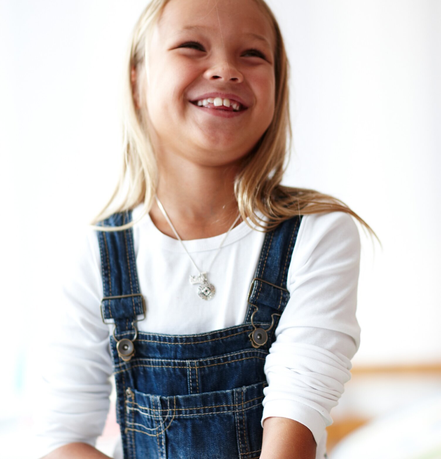 Barn visar stolt upp sitt Tröstisar Gosedjursplåster 5-pack