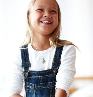 Bild av barn med glatt leende och färgglatt plåster