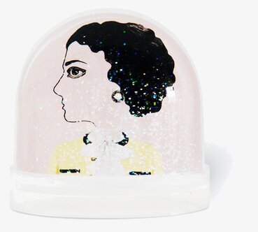 Snöglob Coco Iconic XL från Shake it Baby med elegant kvinna