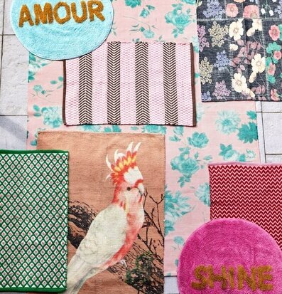 Foto av färgglada mattor med unika mönster och färger