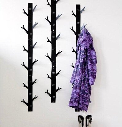 Bild av modern vägginstallation med svarta hängare