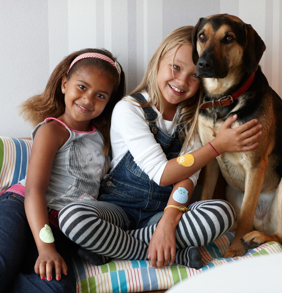 Två barn med Tröstisar Gosedjursplåster 5-pack från Tröstisar