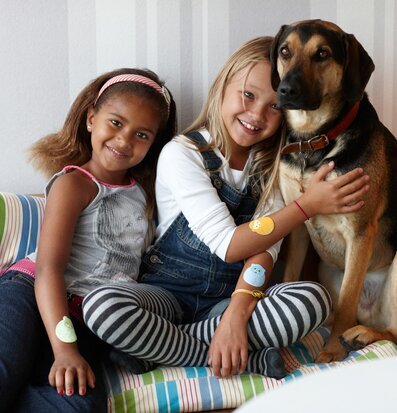 Bild av barn och hund i hemtrevlig och färgglad miljö