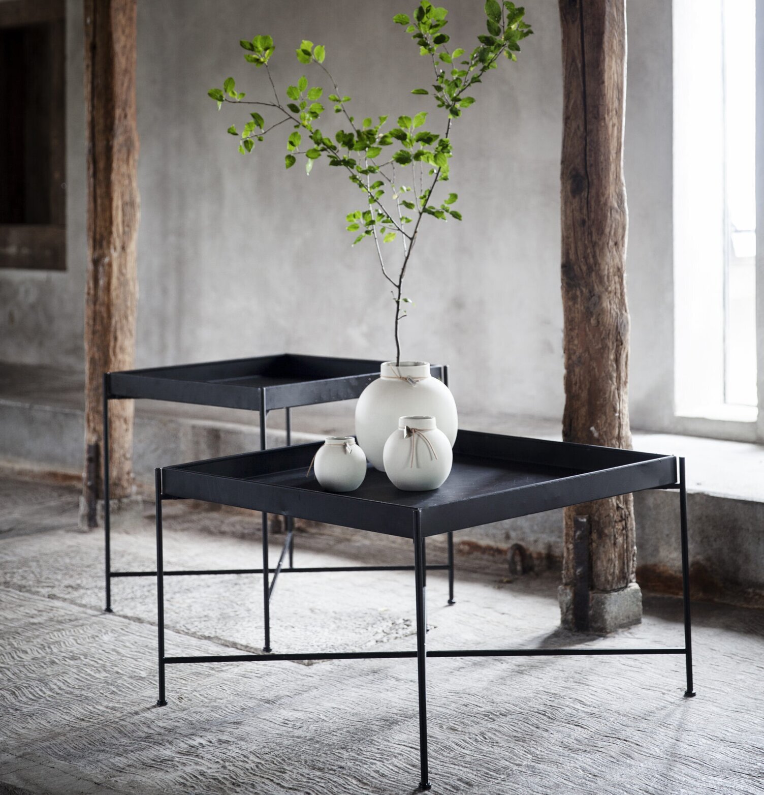 Brickbord Ernst Svart från Ernst i rustik miljö med vaser