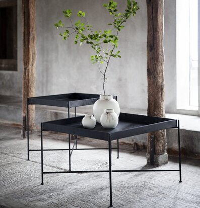 Bild av luftigt rum med rustik charm och stilrent bord