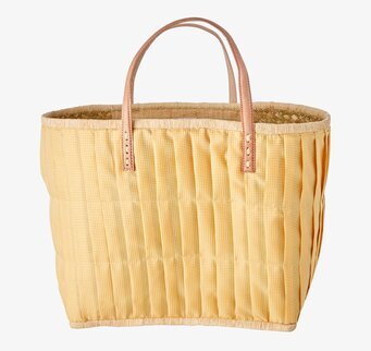 Bild av elegant och rymlig raffiaväska med mönster