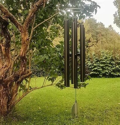 Bild av harmonisk trädgård med vindspel och träd