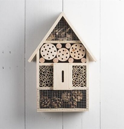 Foto av ett detaljerat och funktionellt insektshotell