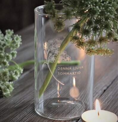 Bild av elegant ljuslykta med sommartema i glas