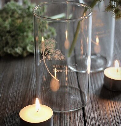 Bild av ljuslykta i harmonisk och tidlös inredning