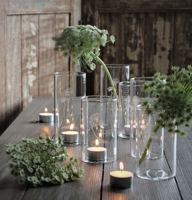 Foto av stämningsfullt arrangemang med ljuslyktor