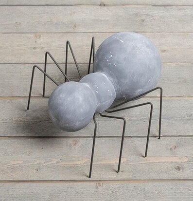 Bild av unik trädgårdsdekoration med spindeldesign