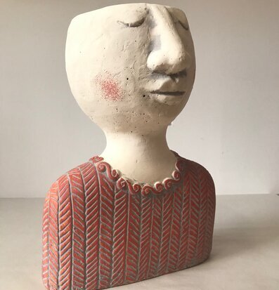 Bild av unik blomkruka med ansikte och rosa nyanser