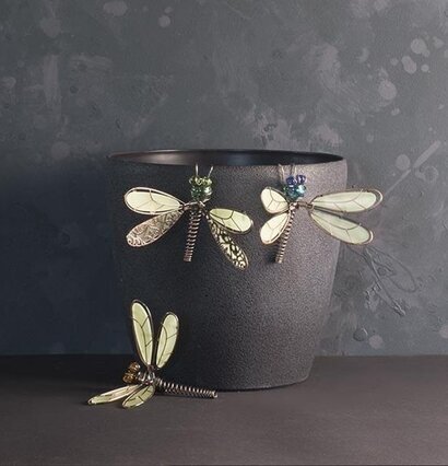 Trollslända Hängande från Multi Agentur på mörkgrå kruka