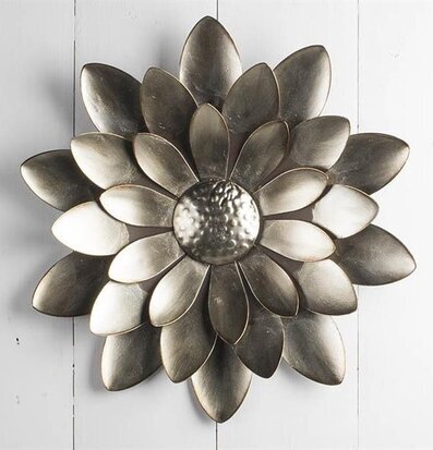 Foto av elegant väggdekoration i metalliskt utförande