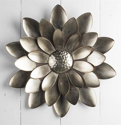 Foto av elegant väggdekoration i metalliskt utförande