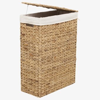 Bild av elegant flätad tvättkorg i naturliga toner