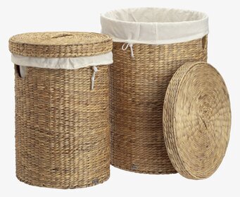 Bild av elegant flätad tvättkorg i naturmaterial