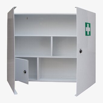 Bild av vitt medicinskåp med grönt kors och hyllor