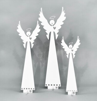 Bild av tre stilrena vita ängelstatyer i harmoni