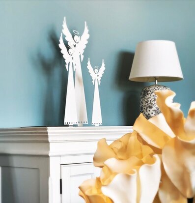 Foto av stilren inredning med metalliska änglar