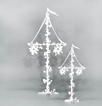 Bild av stilrena vita midsommarstänger med blommor