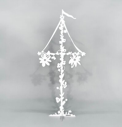 Bild av modern vit midsommarstång med traditionella inslag