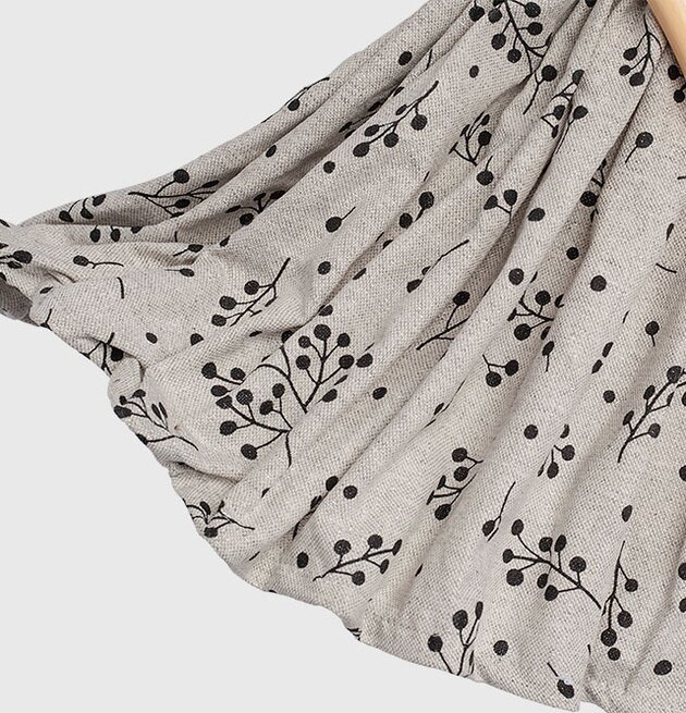 Bordslampa Aigli från Skitso med träbas och klänning skärm