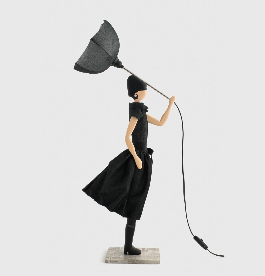 Bordslampa Bianca från Skitso, kvinna med parasoll