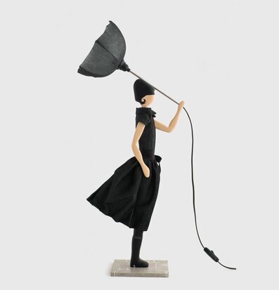 Bild av unik bordslampa med stiliserad figurin