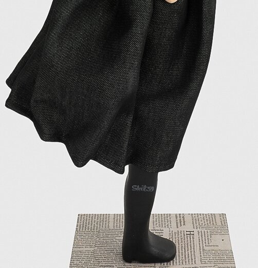 Bordslampa Bianca från Skitso med tidningsmönstrad bas