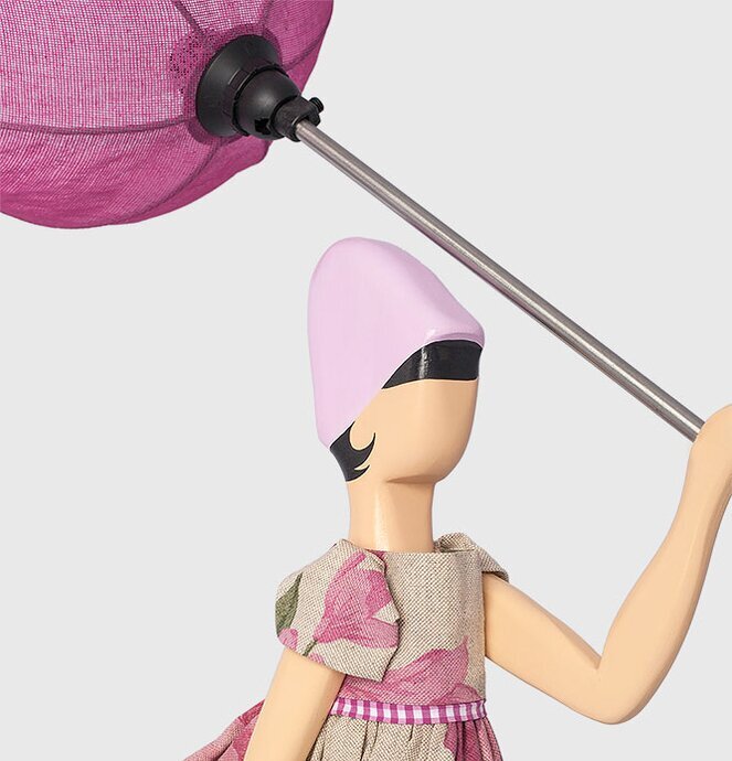 Bordslampa Ortanse från Skitso med blomsterprydd klänning