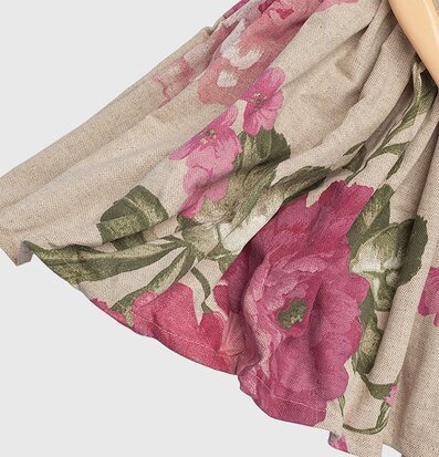 Bild av blommigt tyg med rustik känsla och trädetalj