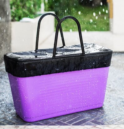 Bild av stilren och funktionell väska i regnig miljö