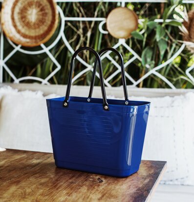 Bild av stilren väska på träbord i harmonisk miljö