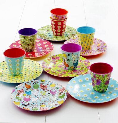 Bild av färgglatt porslin med livfulla motiv och färger