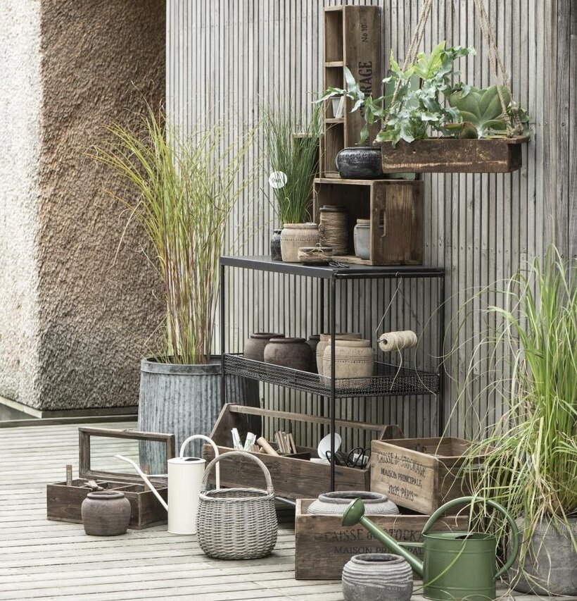Trälåda Storage från IB Laursen i rustik trädgårdsmiljö