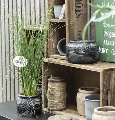 Bild av rustik trälåda i stilren och naturlig miljö