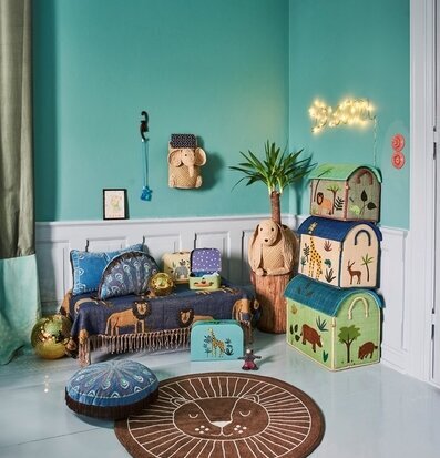 Bild av livfullt barnrum med djungeltema och detaljer